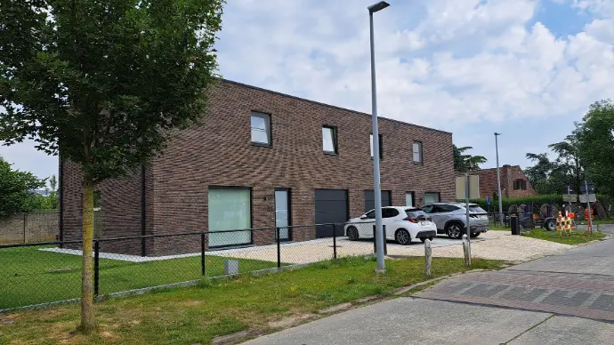 nieuwbouw-koppelwoning-investeringsbouw-compacte woning-gevelsteen-aalter